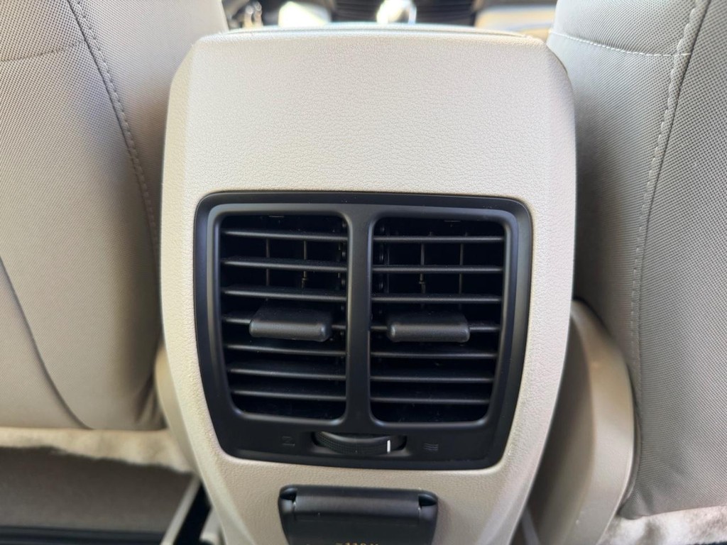 Ford C-Max SE Hybrid Vehicle Full-screen Gallery Image 34