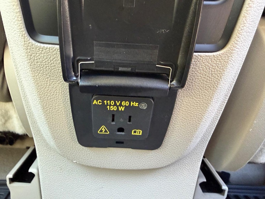Ford C-Max SE Hybrid Vehicle Full-screen Gallery Image 35