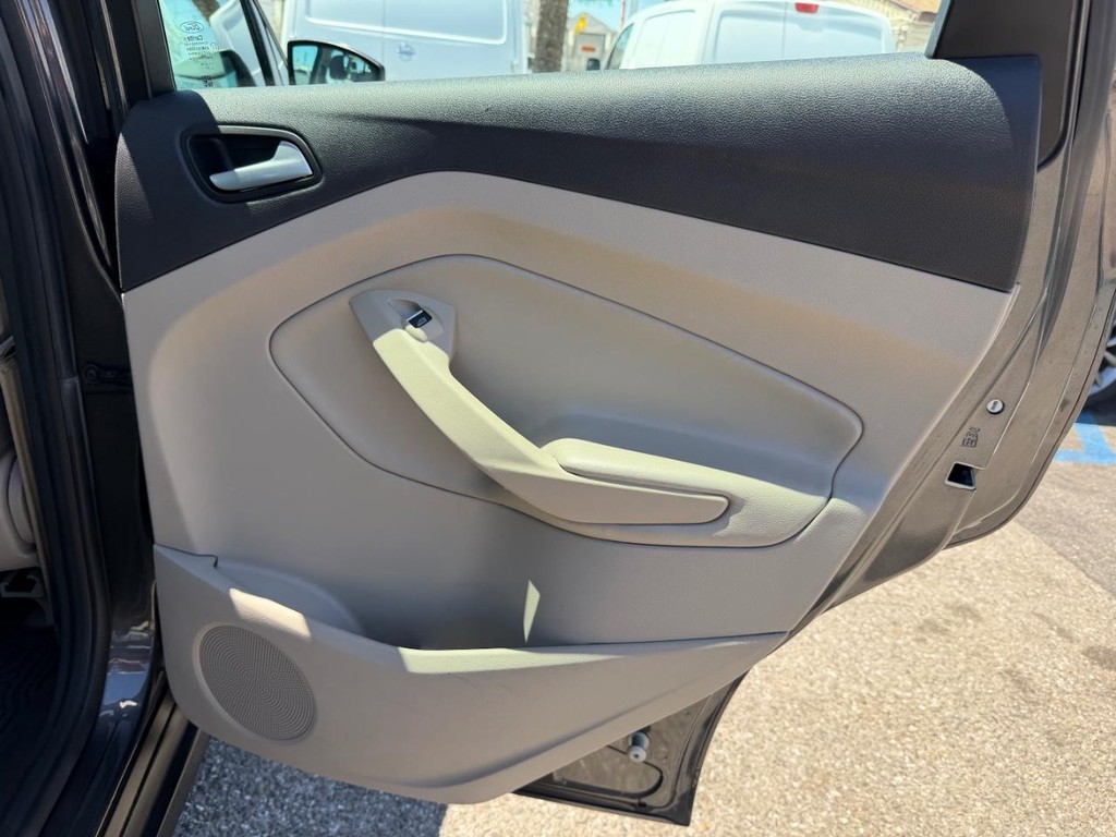 Ford C-Max SE Hybrid Vehicle Full-screen Gallery Image 36
