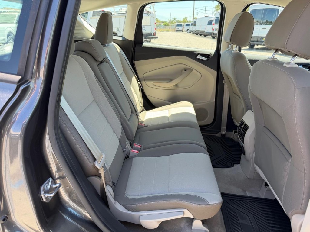 Ford C-Max SE Hybrid Vehicle Full-screen Gallery Image 37