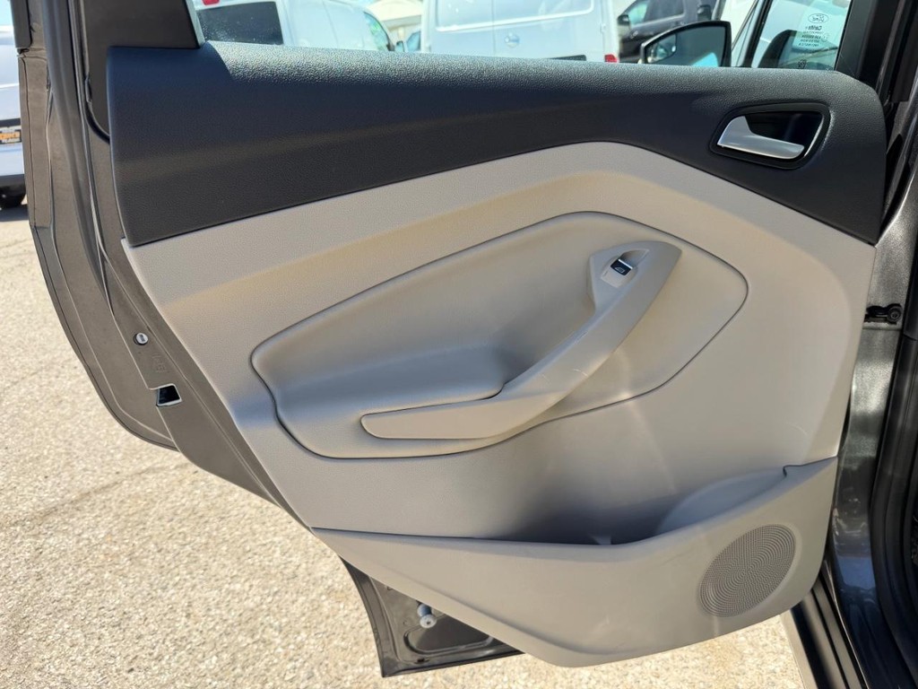 Ford C-Max SE Hybrid Vehicle Full-screen Gallery Image 38