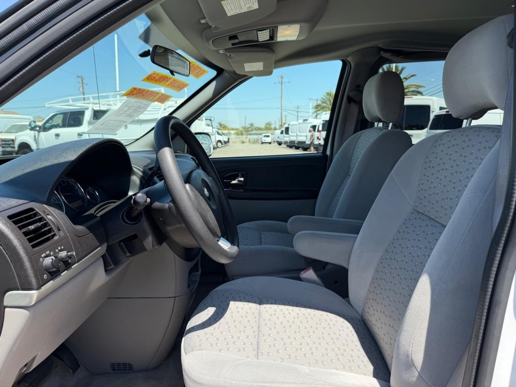 Chevrolet Uplander Vehicle Full-screen Gallery Image 17