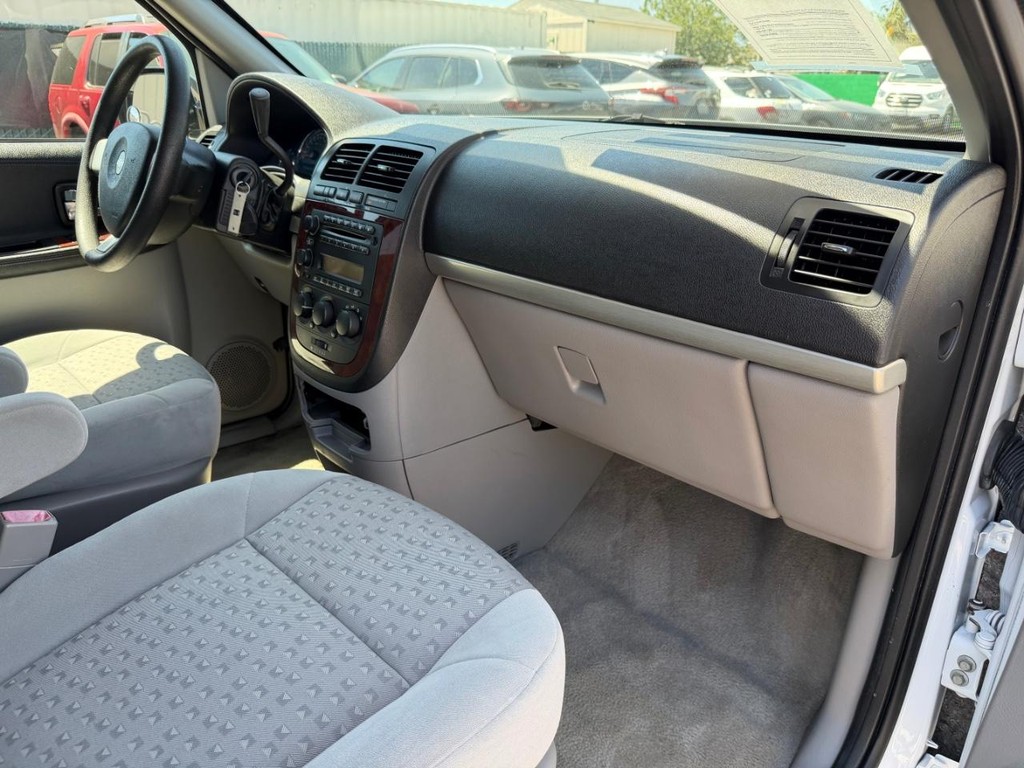 Chevrolet Uplander Vehicle Full-screen Gallery Image 20