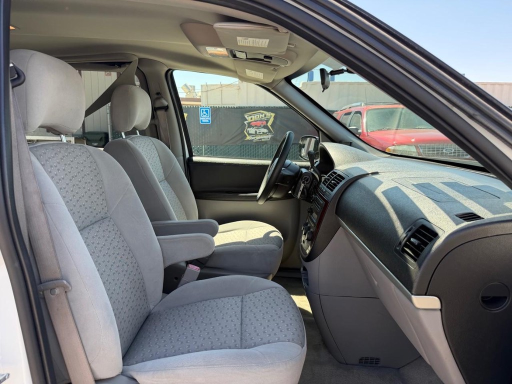 Chevrolet Uplander Vehicle Full-screen Gallery Image 21