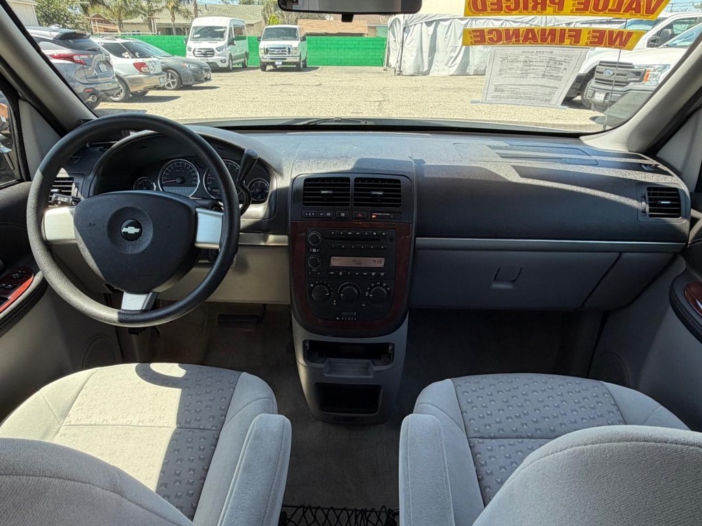 Chevrolet Uplander Vehicle Full-screen Gallery Image 23