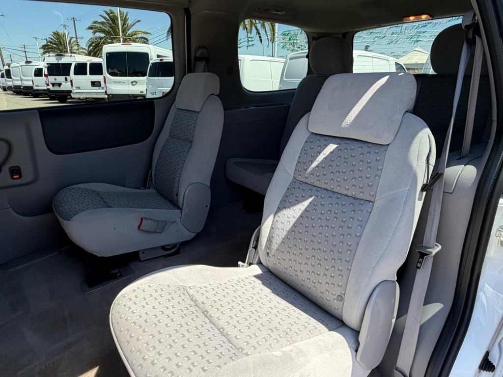 Chevrolet Uplander Vehicle Full-screen Gallery Image 35