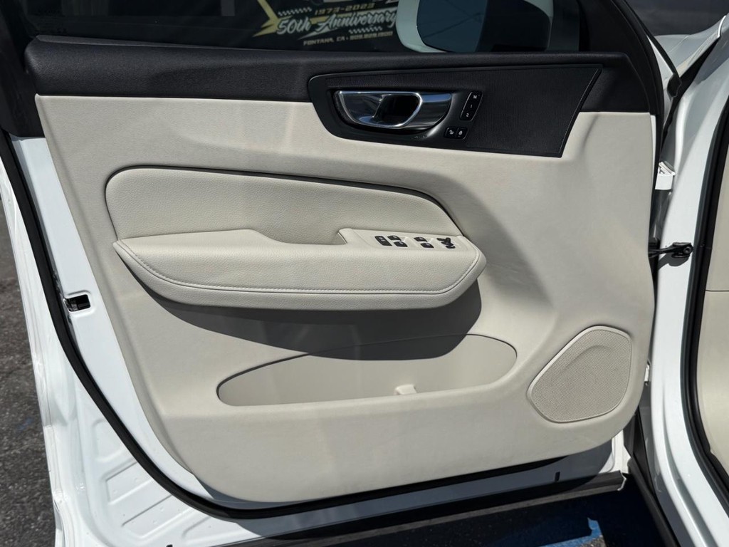 Volvo XC60 Vehicle Full-screen Gallery Image 15