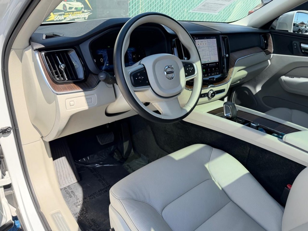 Volvo XC60 Vehicle Full-screen Gallery Image 16