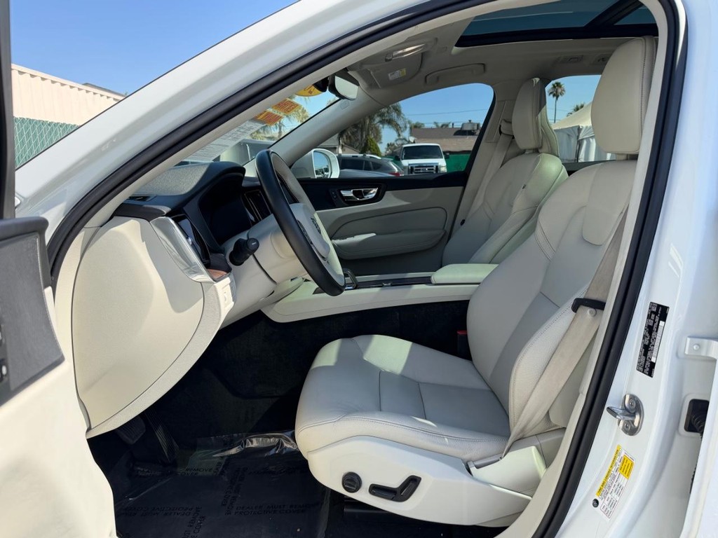 Volvo XC60 Vehicle Full-screen Gallery Image 17
