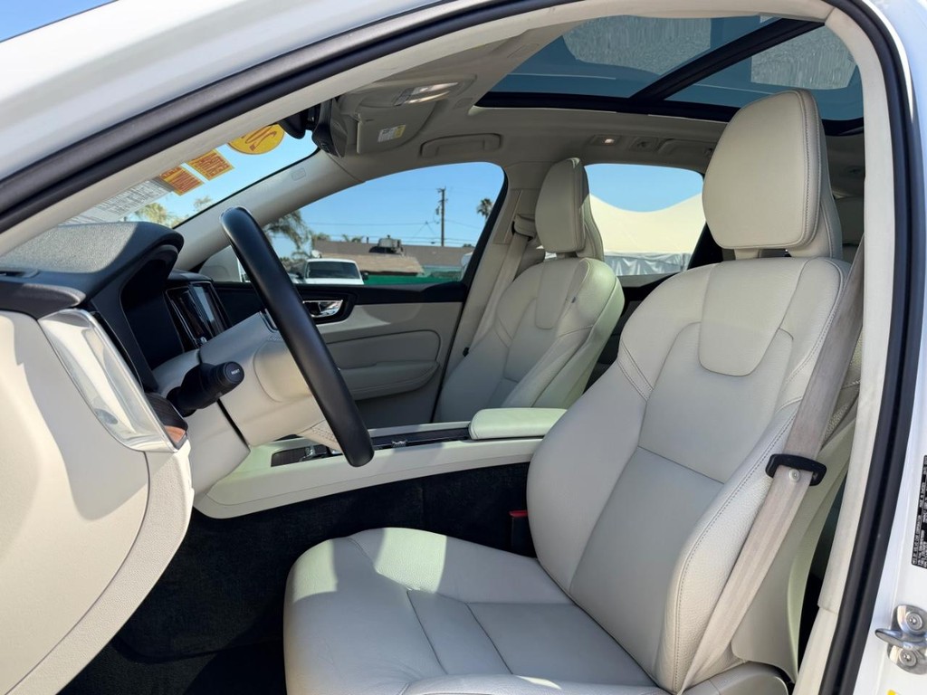 Volvo XC60 Vehicle Full-screen Gallery Image 18