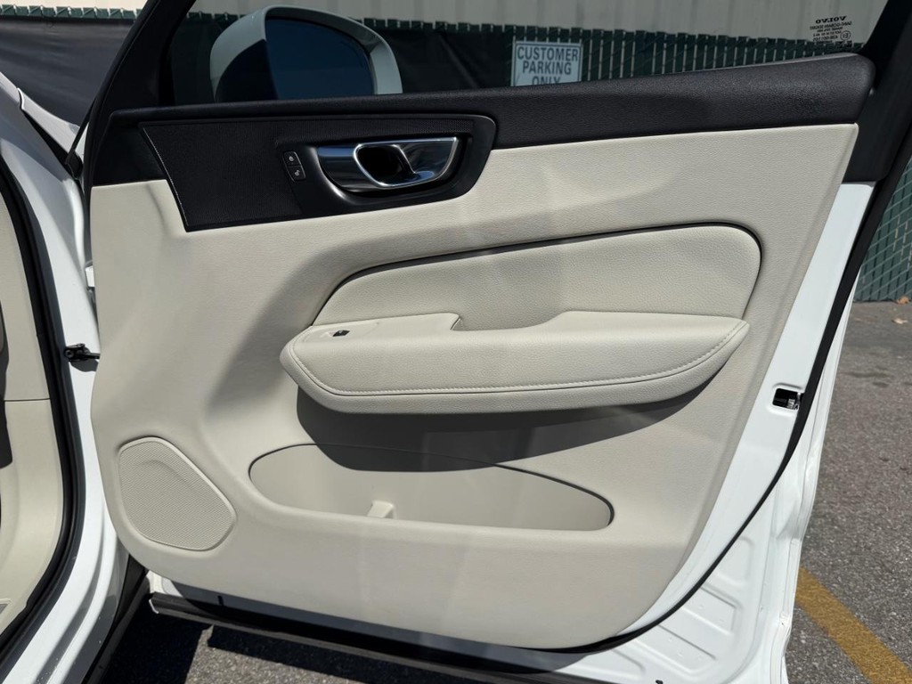 Volvo XC60 Vehicle Full-screen Gallery Image 19