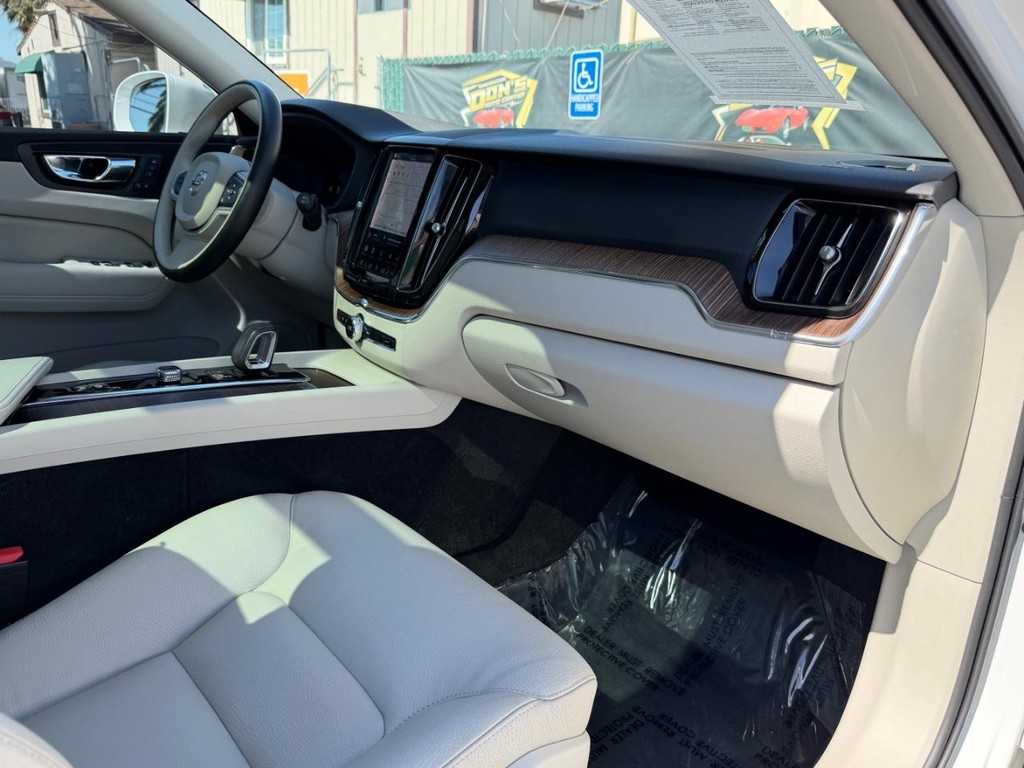 Volvo XC60 Vehicle Full-screen Gallery Image 20
