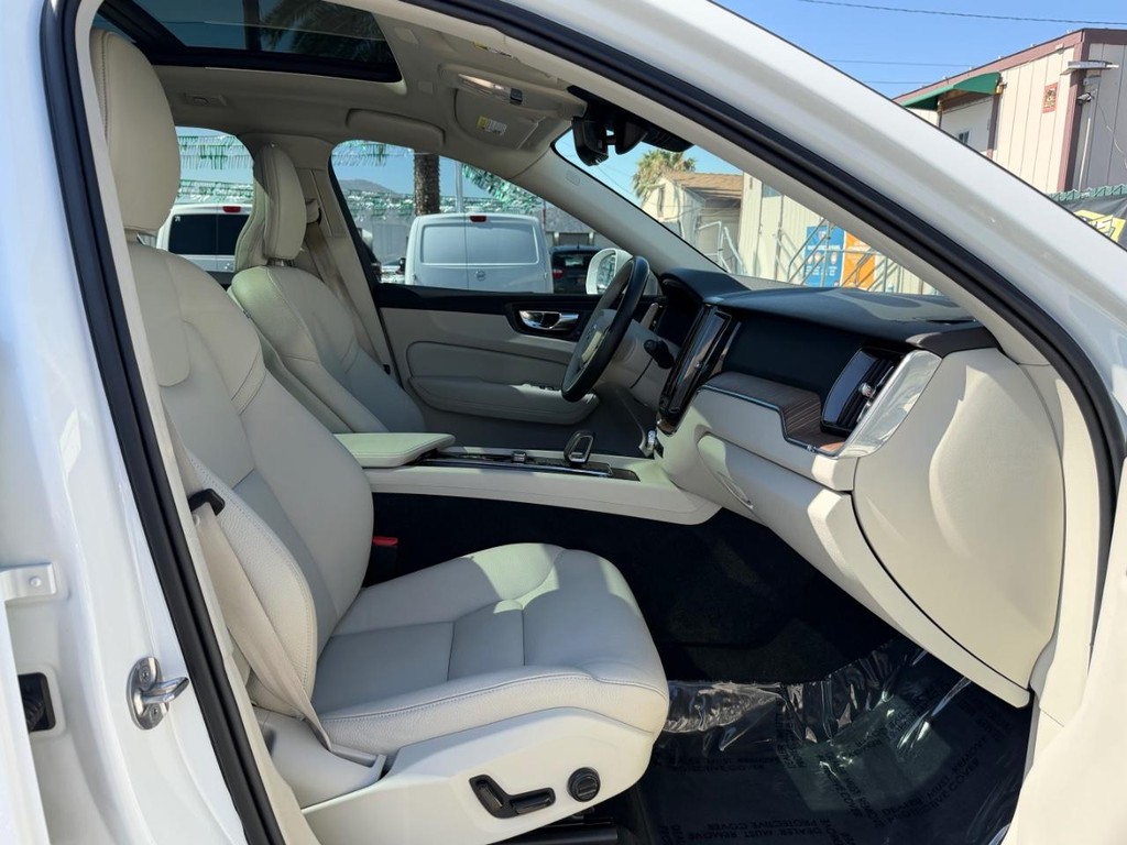 Volvo XC60 Vehicle Full-screen Gallery Image 21