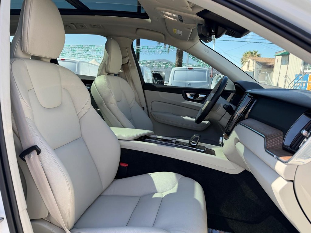 Volvo XC60 Vehicle Full-screen Gallery Image 22
