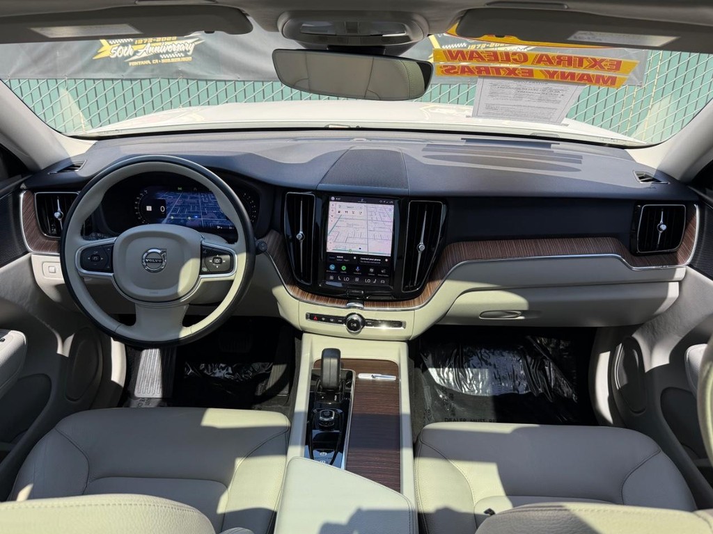 Volvo XC60 Vehicle Full-screen Gallery Image 23