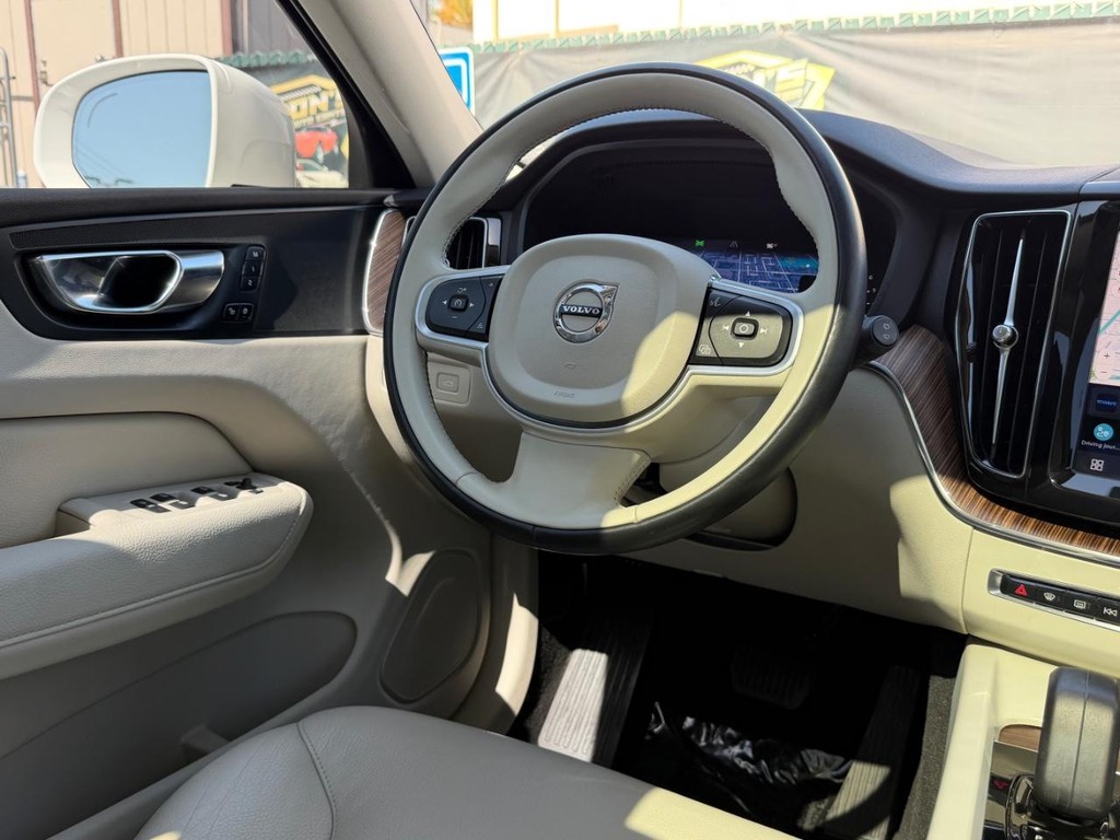 Volvo XC60 Vehicle Full-screen Gallery Image 24