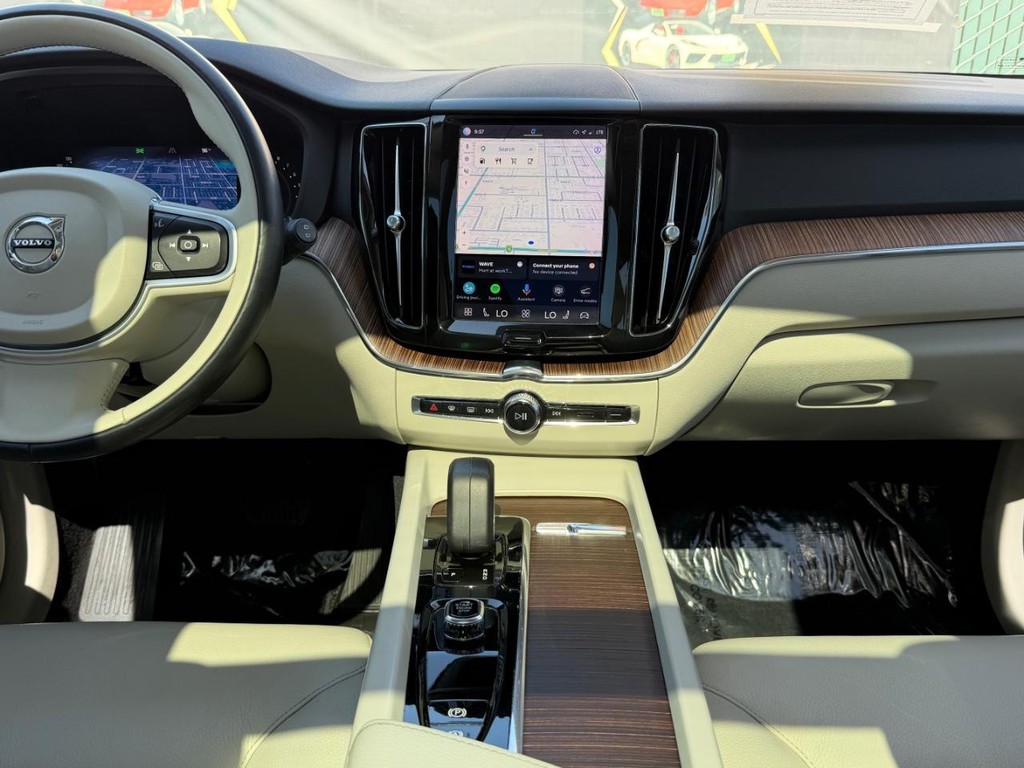 Volvo XC60 Vehicle Full-screen Gallery Image 25