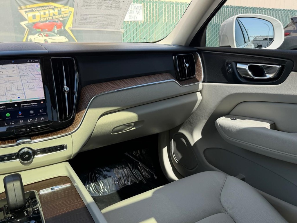Volvo XC60 Vehicle Full-screen Gallery Image 26