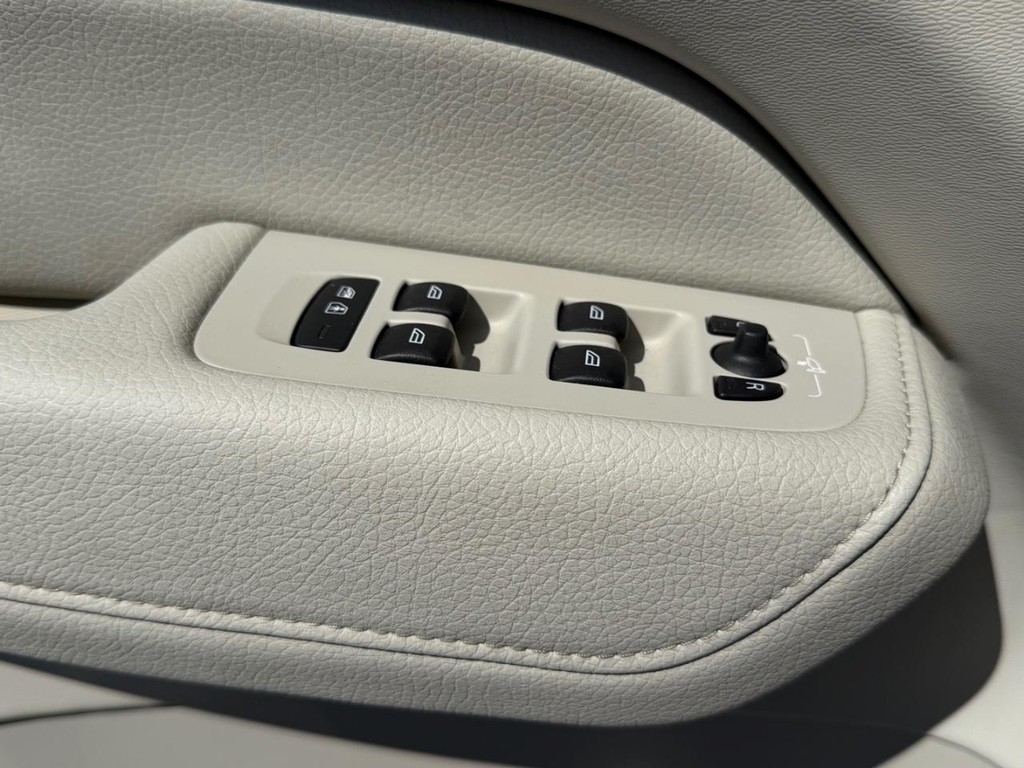 Volvo XC60 Vehicle Full-screen Gallery Image 31