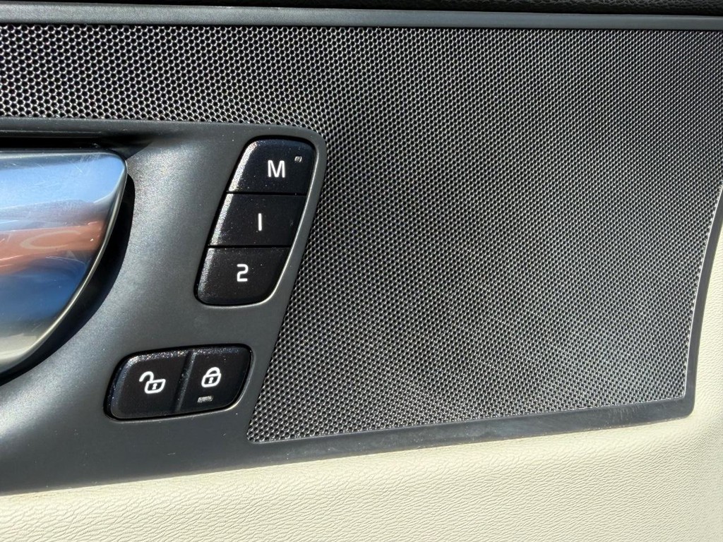 Volvo XC60 Vehicle Full-screen Gallery Image 32