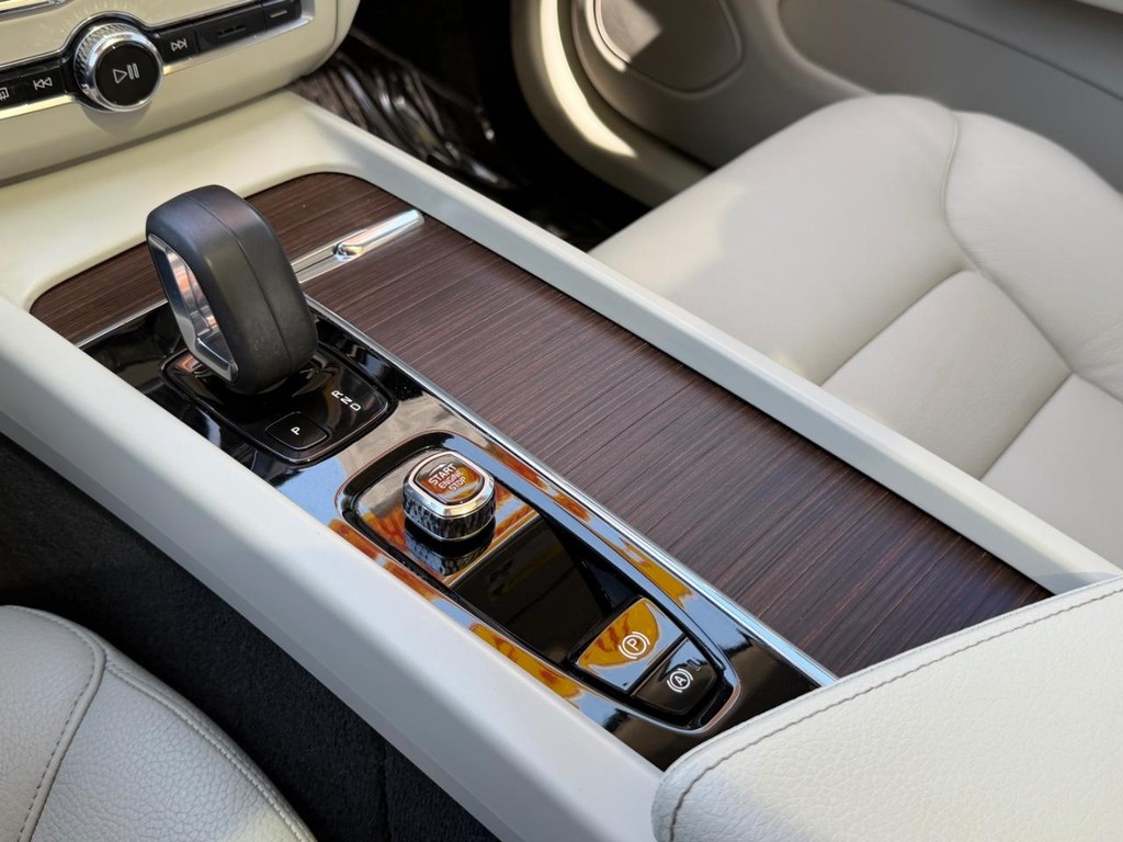 Volvo XC60 Vehicle Full-screen Gallery Image 33