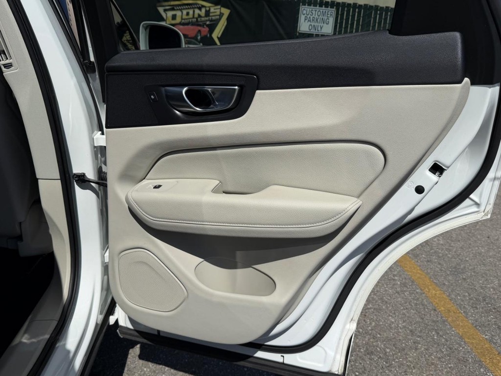 Volvo XC60 Vehicle Full-screen Gallery Image 42