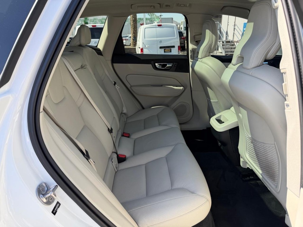 Volvo XC60 Vehicle Full-screen Gallery Image 43