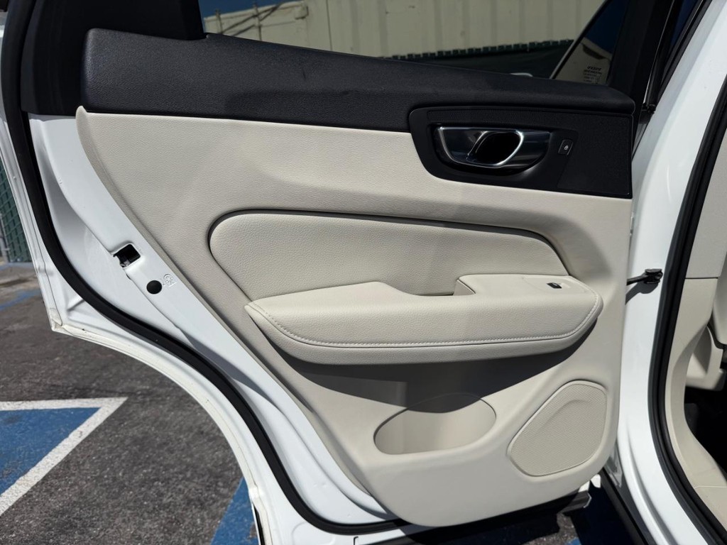 Volvo XC60 Vehicle Full-screen Gallery Image 44