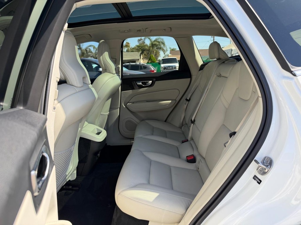 Volvo XC60 Vehicle Full-screen Gallery Image 45