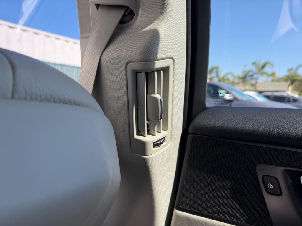 Volvo XC60 Vehicle Full-screen Gallery Image 46