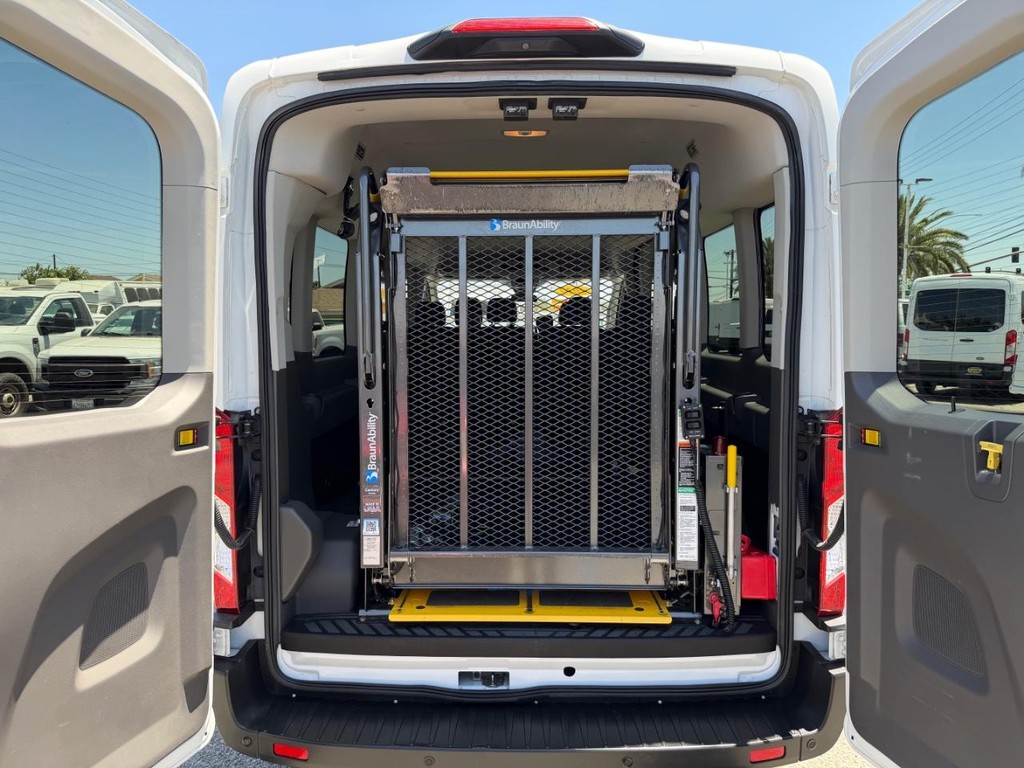 Ford Transit 350 Vehicle Full-screen Gallery Image 17