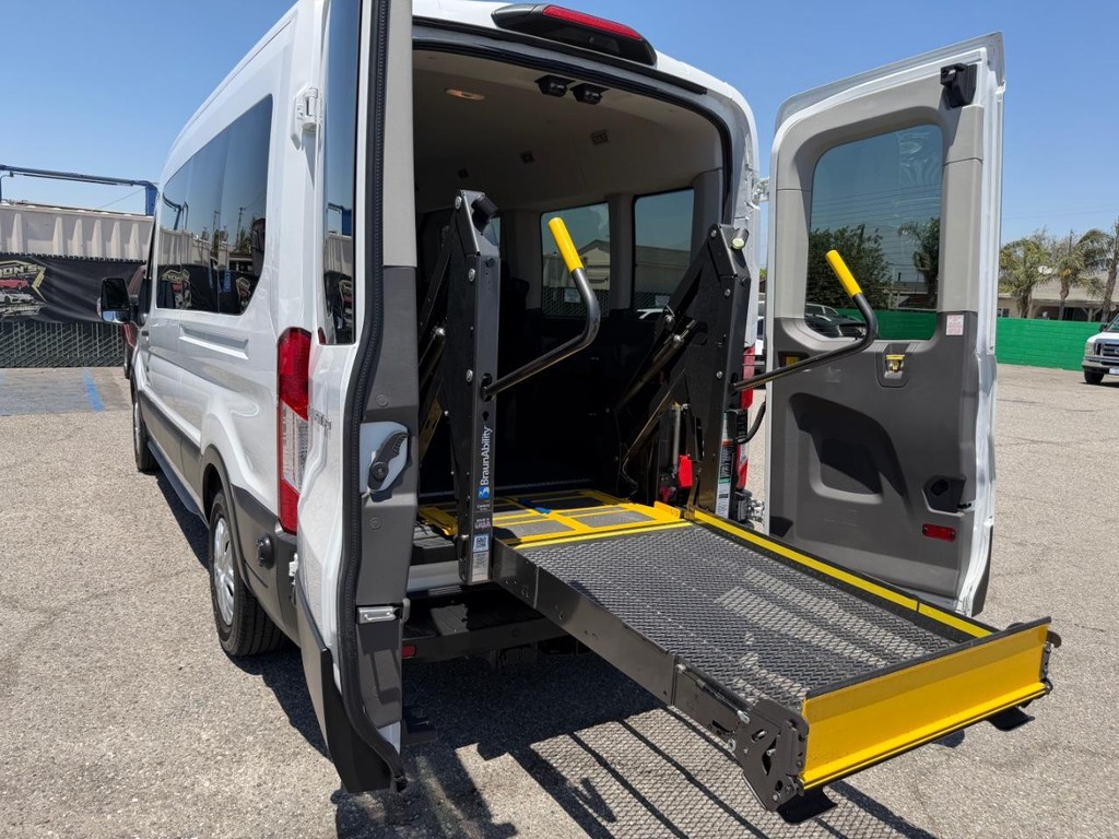 Ford Transit 350 Vehicle Full-screen Gallery Image 22