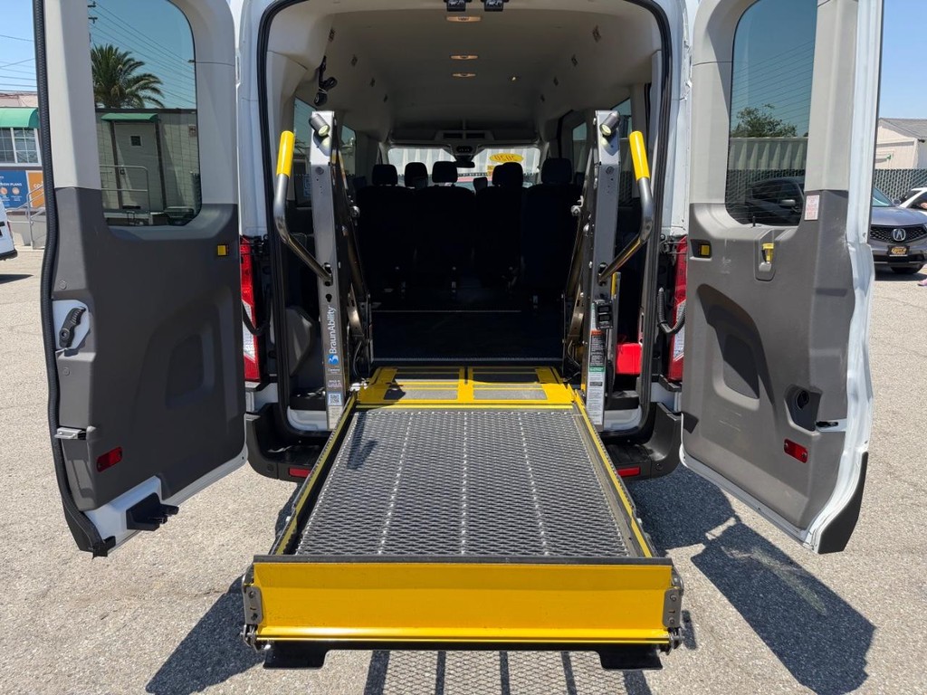 Ford Transit 350 Vehicle Full-screen Gallery Image 24