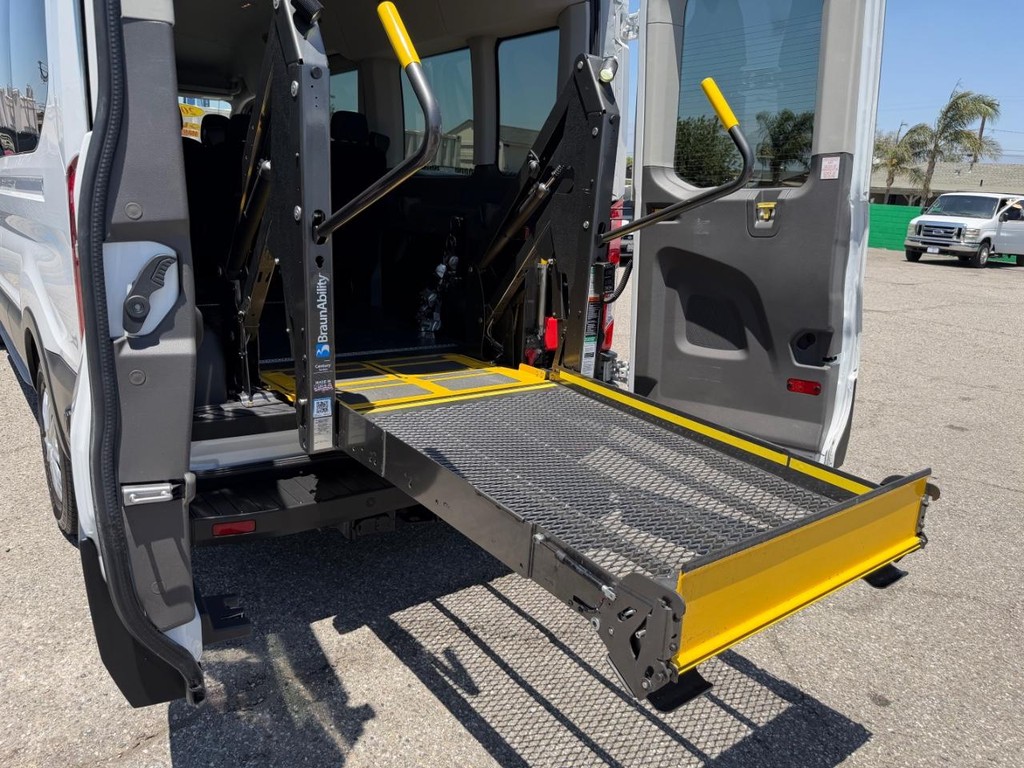 Ford Transit 350 Vehicle Full-screen Gallery Image 27