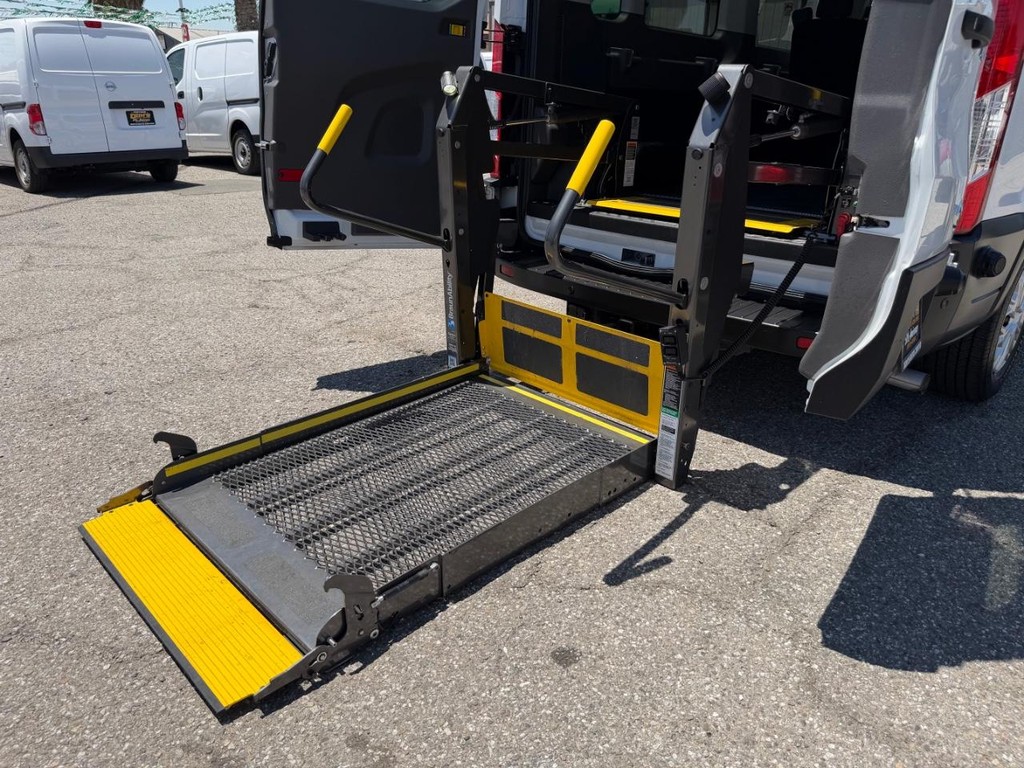 Ford Transit 350 Vehicle Full-screen Gallery Image 28