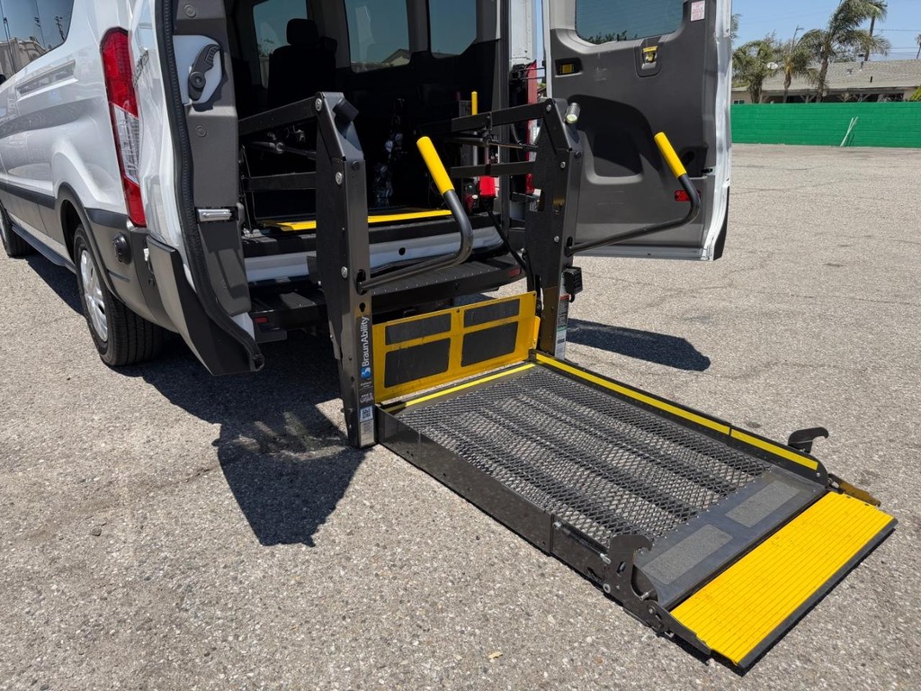 Ford Transit 350 Vehicle Full-screen Gallery Image 30