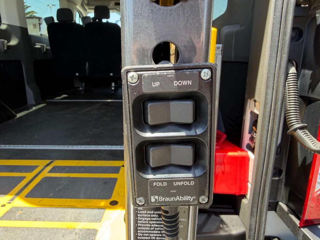 Ford Transit 350 Vehicle Full-screen Gallery Image 31