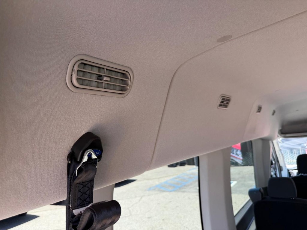 Ford Transit 350 Vehicle Full-screen Gallery Image 37