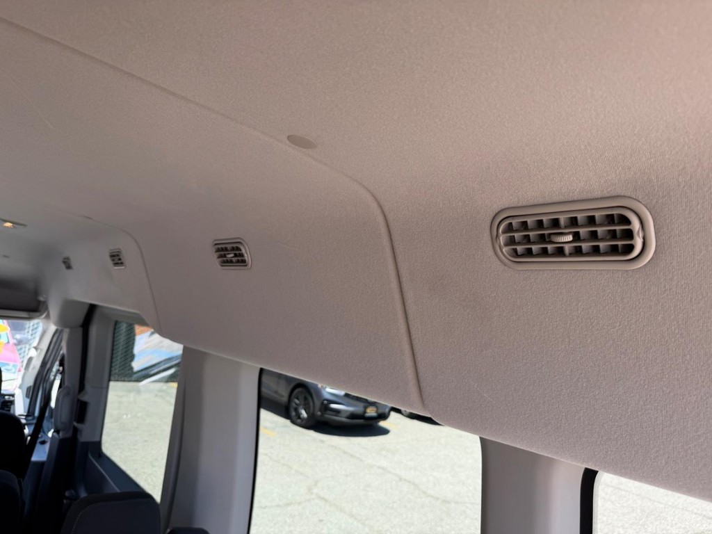 Ford Transit 350 Vehicle Full-screen Gallery Image 38