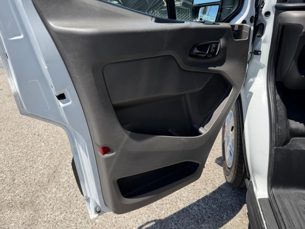 Ford Transit 350 Vehicle Full-screen Gallery Image 44