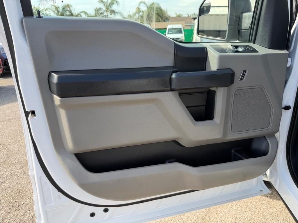 Ford F-150 Vehicle Full-screen Gallery Image 14