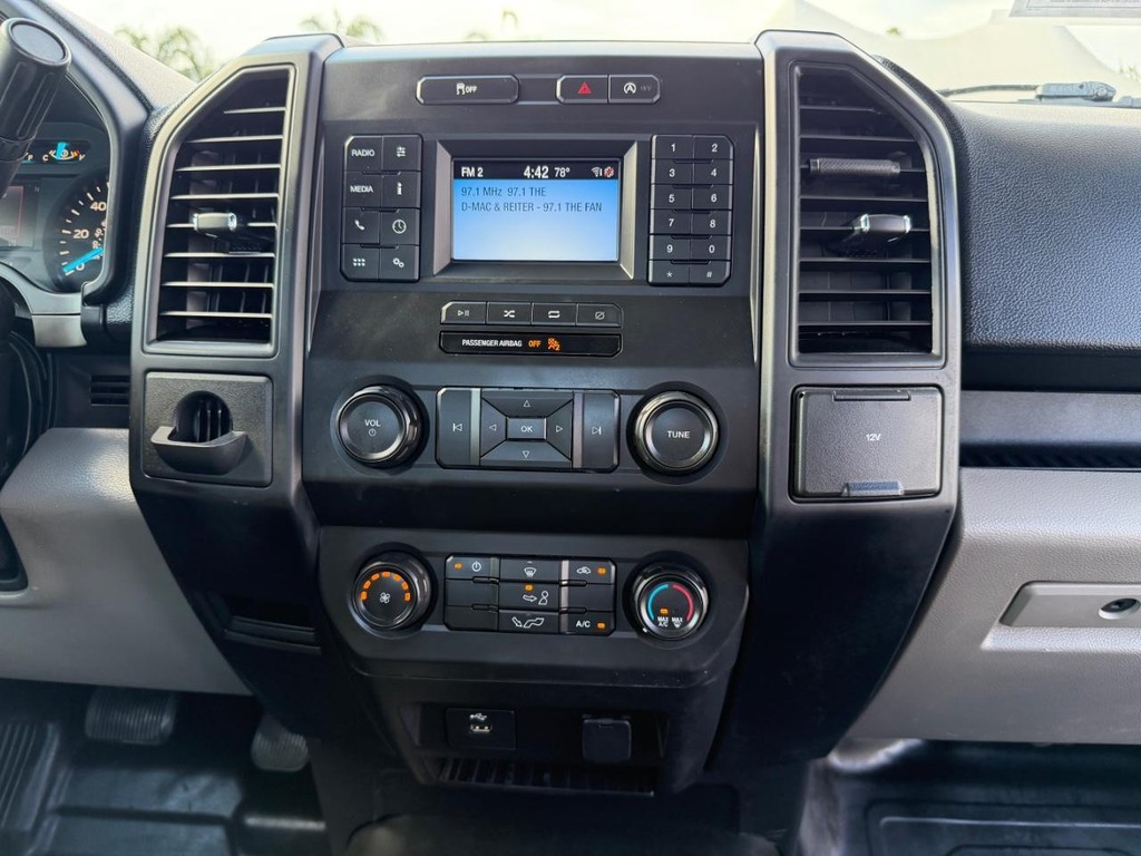 Ford F-150 Vehicle Full-screen Gallery Image 23