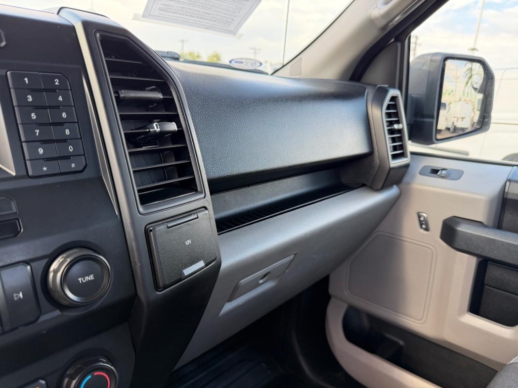 Ford F-150 Vehicle Full-screen Gallery Image 24