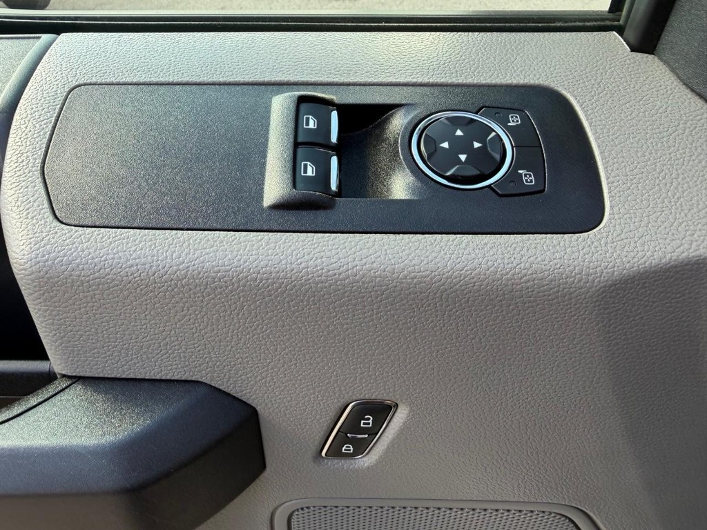 Ford F-150 Vehicle Full-screen Gallery Image 28
