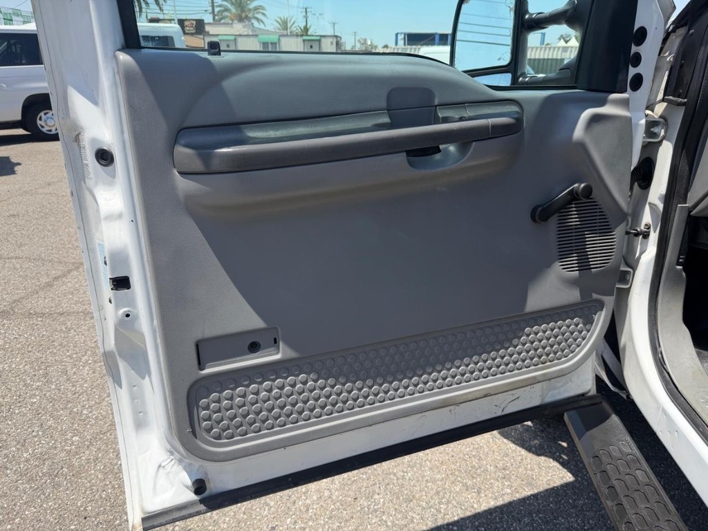 Ford F-450 Vehicle Full-screen Gallery Image 26