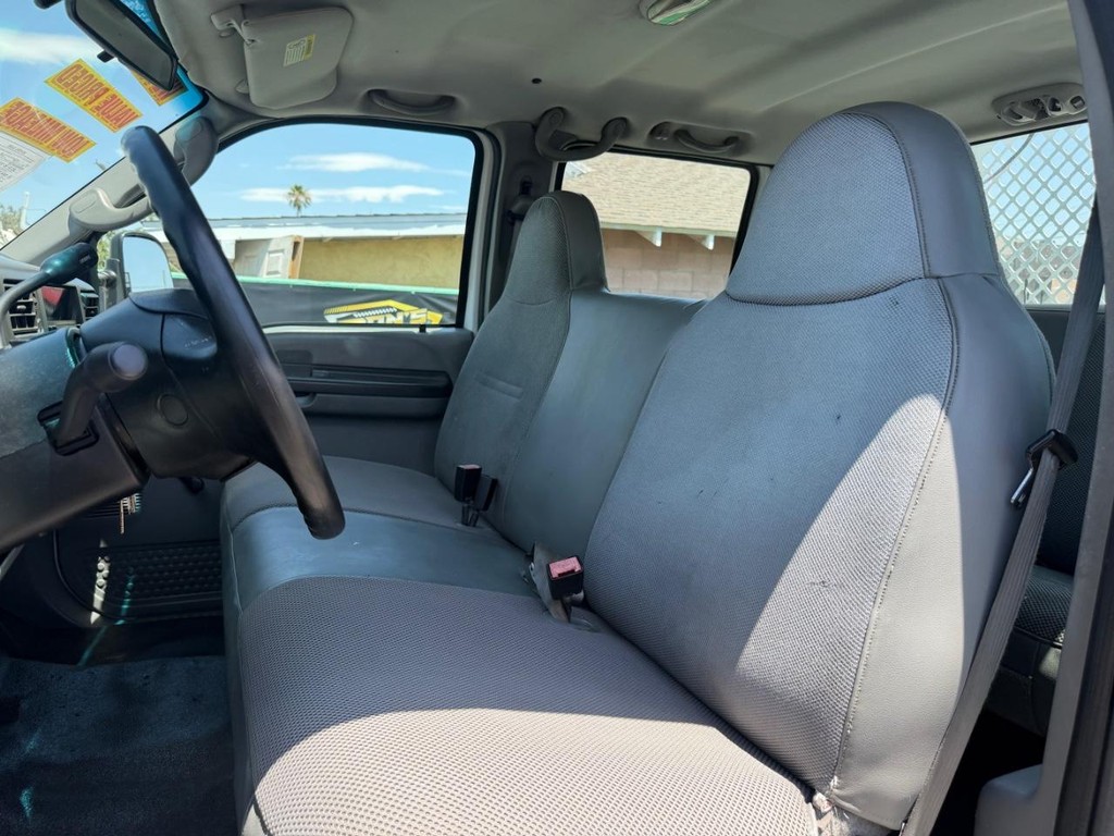 Ford F-450 Vehicle Full-screen Gallery Image 29