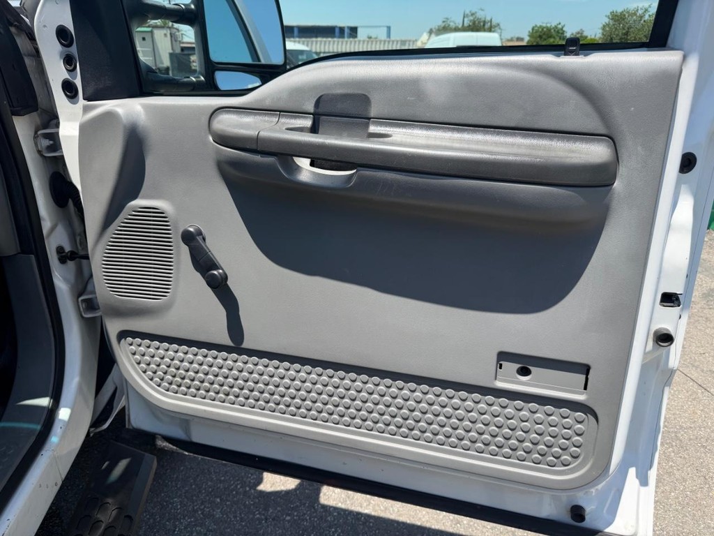 Ford F-450 Vehicle Full-screen Gallery Image 30