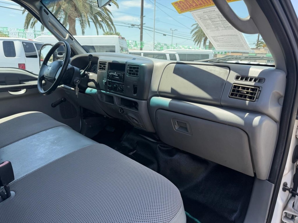 Ford F-450 Vehicle Full-screen Gallery Image 31