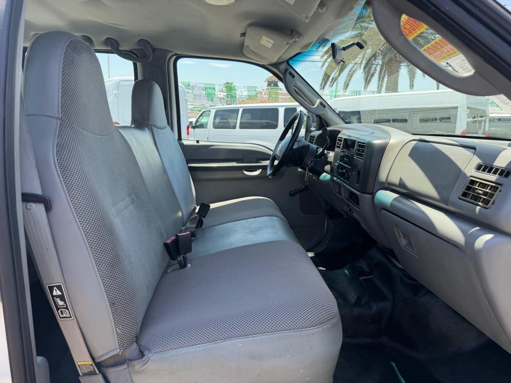 Ford F-450 Vehicle Full-screen Gallery Image 32