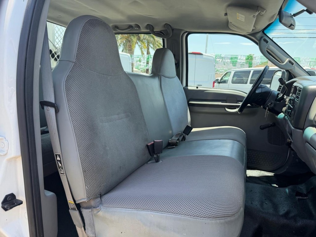 Ford F-450 Vehicle Full-screen Gallery Image 33